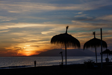 Costa del Sol, hora dorada en la playa de Rincón de la Victoria, Málaga, España