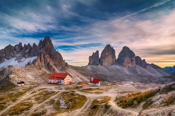 Photo sur Plexiglas Dolomites Landscape of picturesque autumn mountains in natural park Tre cime di lavaredo