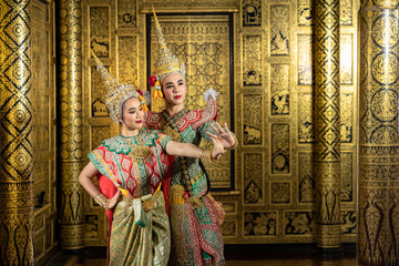 Obraz premium The character Phra and Nang dancing in a Thai pantomime performance.