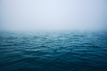 L& 39 eau d& 39 ondulation de la mer avec le brouillard du matin