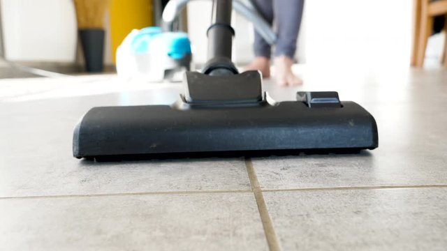 femme qui passe l'aspirateur dans la maison