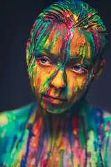 Fototapete Rund Junge Frau bedeckt mit einer bunten Farbe © Nejron Photo