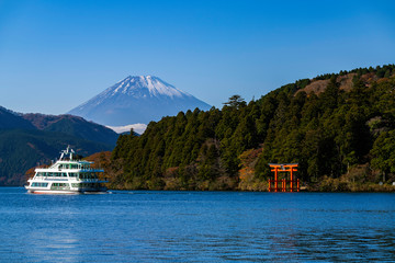 芦ノ湖から見る富士山