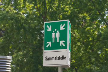 grünes Schild mit der Aufschrift Sammelstelle