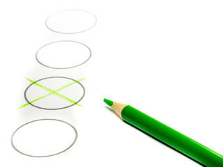 Fragebogen grünes Kreuz mit Buntstift