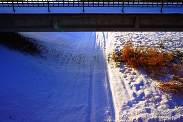 橋と雪原のタイヤ跡