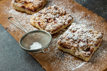 Naklejka premium Homemade plum pie with crumble