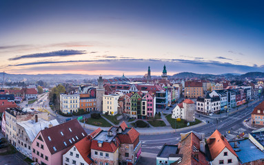 Kolorowe kamienice i wieże Starego Miasta w Jeleniej Górze wiosną © Artur Kowalczyk