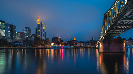 Heure bleue et lumi&egrave;re sur Francfort