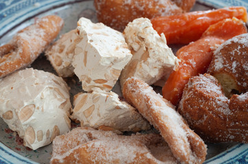 Dulces navideños en un plato