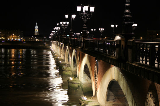 bordeaux pont de pierre old stony bridge at night