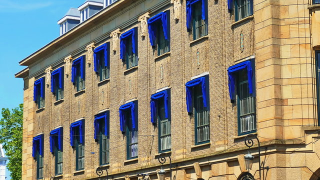 blaue markiese an einem backsteinhaus in den haag, holland