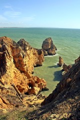 Fototapeta na wymiar Los acantilados del cabo de Ponta da Piedade, Lagos, Algarve, Portugal.