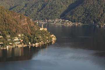Vista del paese di Morcote, Svizzera Italiana, ripreso dall'alto con lago di Lugano.