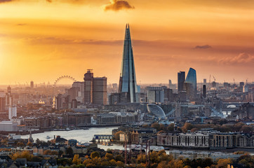 Die moderne Skyline von London mit allen Touristenattraktionen bei goldenem Sonnenuntergang, Großbritannien - obrazy, fototapety, plakaty