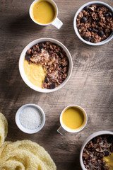 Pot de yaourt et muesli granola chocolat