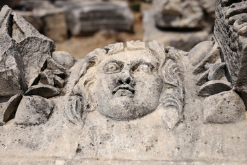 Obraz premium Ancient Roman image of a female portrait on a stone of ancient architecture.