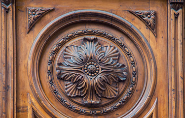 Fototapeta na wymiar ornate wooden door in Mexico City