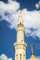 Blick auf ein Minarett einer Moschee in einem Islamischen Land