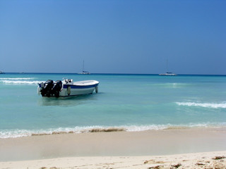 Fototapeta na wymiar motorboat in caribbean, crystal clear water
