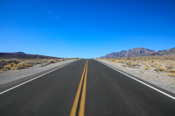 Fototapeta na wymiar Einsame Straße in der Death Valley Wüste