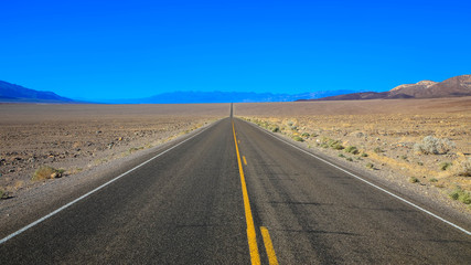 Fototapeta na wymiar Lange asphaltierte Strasse durch das Death Valley