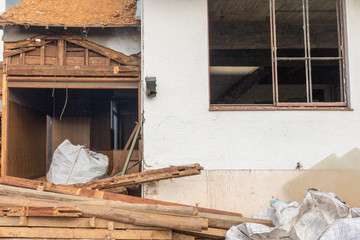 日本の古い木造住宅の解体工事