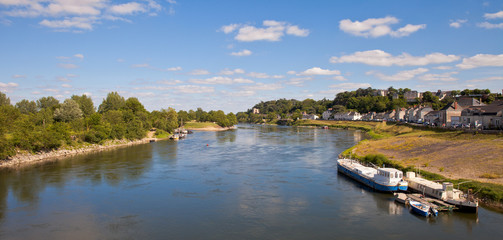 Fototapeta na wymiar Bord de la Loire sous le ciel bleu de l'Anjou. Maine et Loire en France