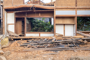 日本の古い木造住宅の解体工事