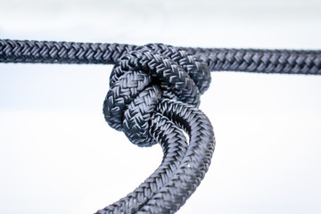 Ein Seil mit einem Knoten, Nahansicht eines Knoten im Seil