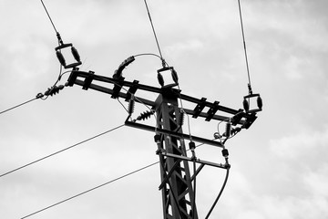 Ein Mast, Strommast bei dem die Leitungen Richtung wechseln