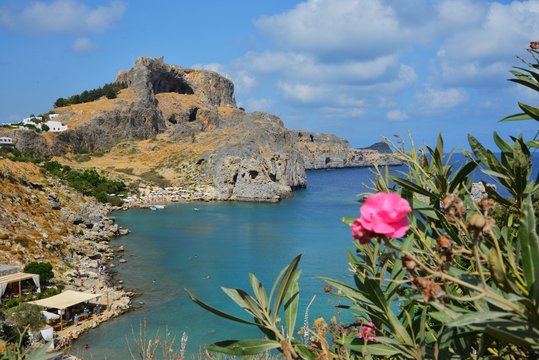 Der Burgfelsen von Lindos mit dem natürlichen Hafen auf der griechischen Insel Rhodos