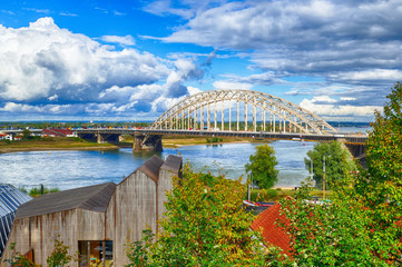 Der Fluss Waal und eine Brücke bei Nijmegen