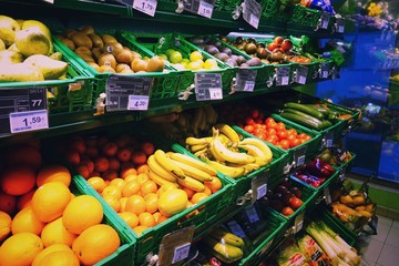  The range of fresh citrus fruits in the store