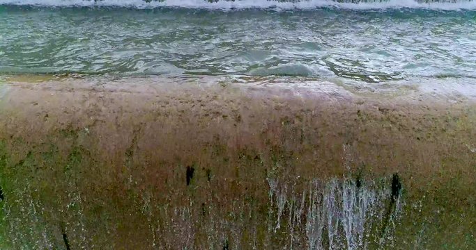 Vuelo dron hacia abajo de cascadas de canal de rio turquesa