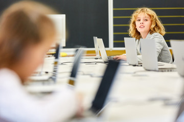 Pupils at the computer in elementary school