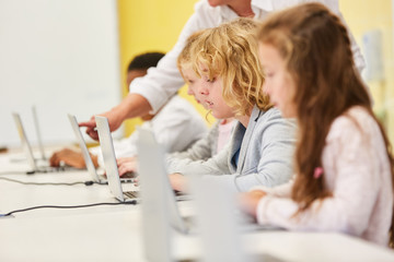 Obraz premium Children learn lessons in the computer