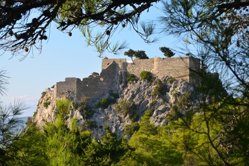Fototapeta na wymiar Die malerische Burg Monolithos auf der Südwestabdachung des 825 m hohen Berges Akramytis nahe des Ortes Monolithos auf der griechischen Insel Rhodos