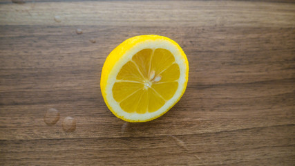 Limão amarelo cortado