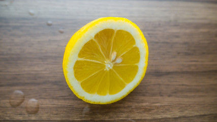 Limão amarelo cortado