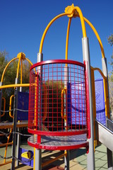 Jardin d'enfant avec jeux et toboggan et enfant qui joue