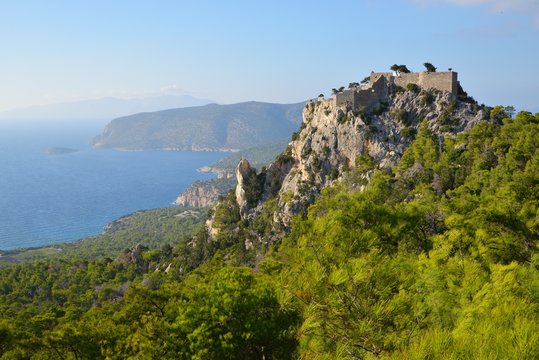 Die malerische Burg Monolithos auf der Südwestabdachung des 825 m hohen Berges Akramytis nahe des Ortes Monolithos auf der griechischen Insel Rhodos