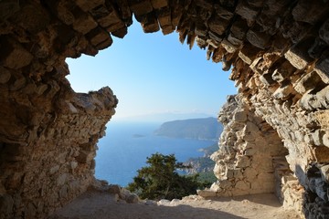Ausblick von einem verfallenen Gewölbeteil der Burg Monolithos nahe des Ortes Monolithos auf der...