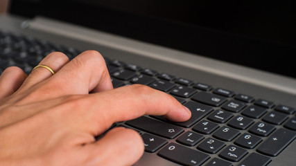 digitando em laptop moderno