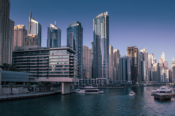 Obraz premium Dubai Marina o zachodzie słońca