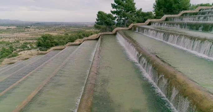 Escalera de agua con cascadas vista lateral dron bajando