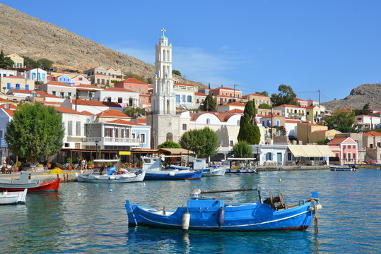 Farbenfroher Hauptort und Hafen Emborios oder Imborios mit Booten auf der griechischen Insel Chalki (Halki), 9 km n&ouml;rdlich von Rhodos