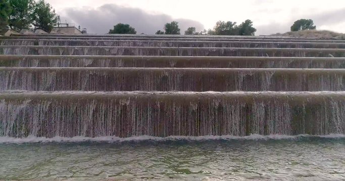 escalinatas de cascadas de agua de canal vista dron subiendo