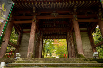 紅葉シーズンの京都のお寺の風景