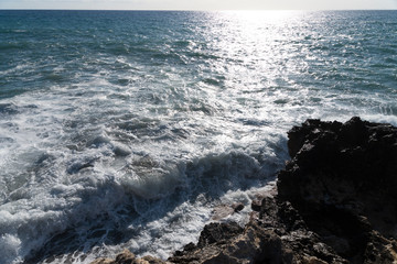 Côte rocheuse sur le littoral près de Son Bou, station balnéaire à Alaior, Minorque, îles Baléares